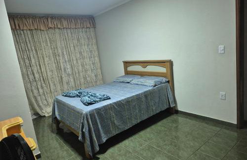 Casa com dois quartos,dois banheiros,sendo um, uma suíte,sala de estar cozinha e garagem - Foto 2