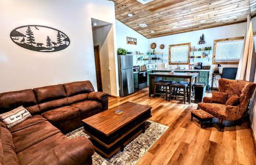 Relax & Recharge in Cozy Pinetop 2BR Retreat - Foto 3
