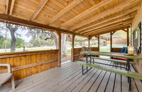 'Cabana Luna' Cabin w/ Deck, Swing & Fire Pit! - Foto 17