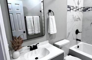 Quiet Stylish Stay with Office Space near Downtown - Foto 13