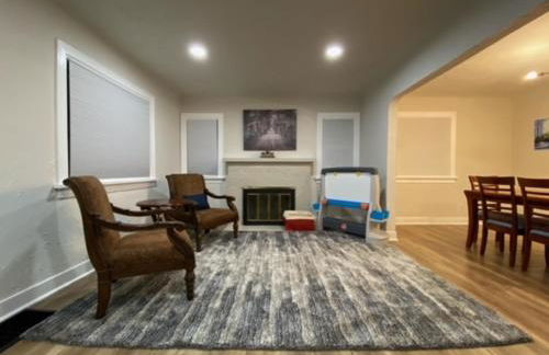 Charming Brick Home with bonus space & foosball - Foto 6