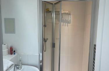 Spacious Amazing Luxury En-suite double room with free parking in a two bedroom apartment - Foto 6