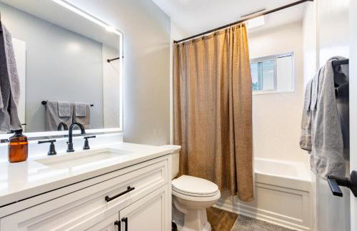 Spacious 4BR Retreat near Disneyland & Beaches - Foto 25