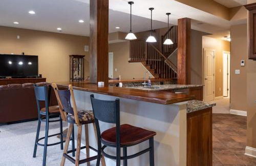 Riverbend Lodge Spacious Riverfront Home with Hot Tub Pool & Mountain view - Foto 75