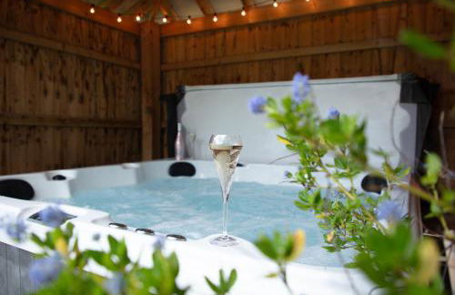 City to Country Retreat Luxury Cottage with Hot Tub - Foto 1