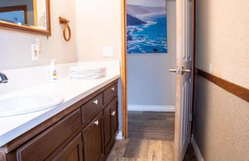 Private Home - #RedwoodSkyWalkRetreat - 5BD, Pro Pool Table, BBQ, Foosball, Darts, Fireplace, Movie Projector, Stereo, Cotton Bedding - Foto 18