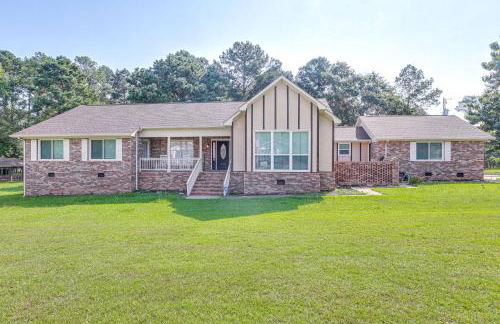 Patio and Pool Table Lake Marion Getaway - Foto 40