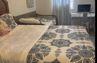 Central Perk Retreat | Heated Pool + Zoo 1 Block! - Foto 25