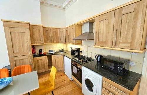 Lovely Ground Floor Home with High Ceiling and a Private Garden with Deck by Earl's Court Station - Photo 6