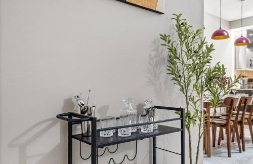 Mid-Century Stay 5BR and 5 Baths w PS5 & Laundry - Foto 15