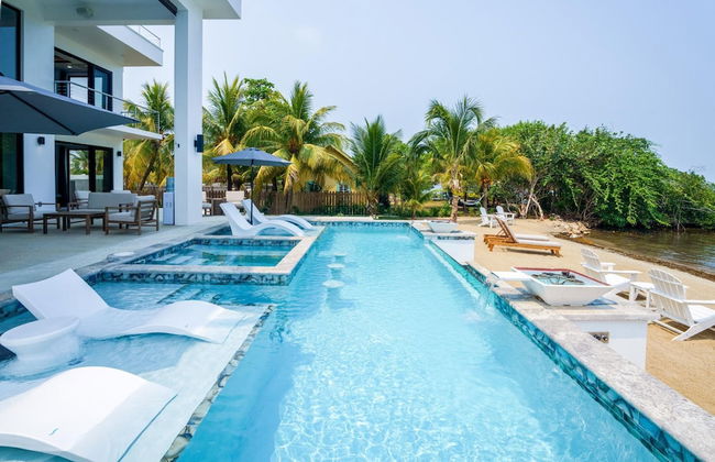 Spacious 4-bed Villa in Placencia Village w Pool - Foto 1