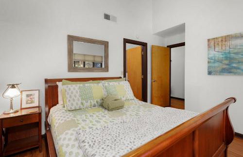 Chicadees Lake Lookout - A wood-burning fireplace, beautiful lake views, king and queen bedrooms, deck dining, and easy access t - Foto 29