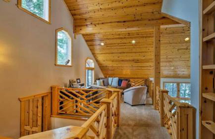 Black Bear by Avantstay Spacious Viking Lodge in Tahoe Donner w/ Game Room & Hot Tub! - Photo 10