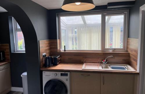 Stylish 3 bed house, private parking , with conservatory, close to KFC, McDonalds, ALDI and ASDA - Photo 11