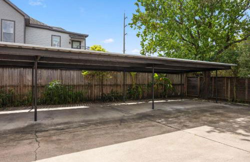 Modern Montrose 2BR Townhome Sleeps 10 with Gated Parking - Foto 33