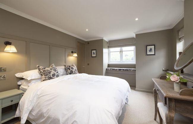 JOIVY Exceptional Cottage W/ Stunning Country Views - Photo 8