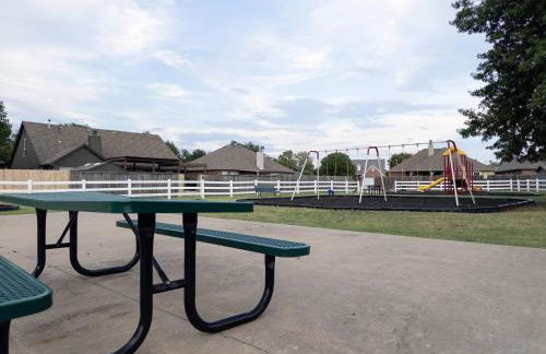 Your Family’s Home Away from Home w/ No Extra Fees - Foto 37