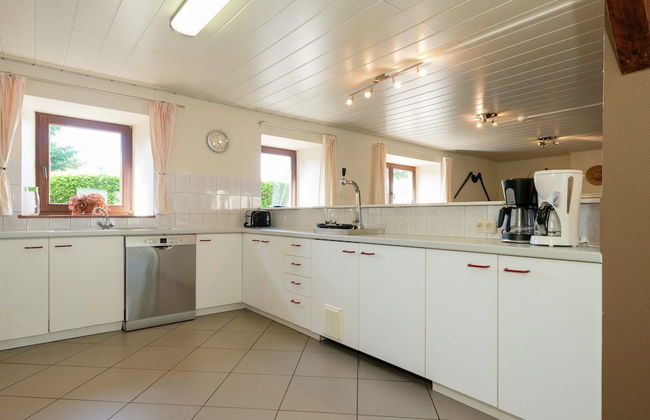 Modern Cottage With Private Garden in Waimes - Photo 9