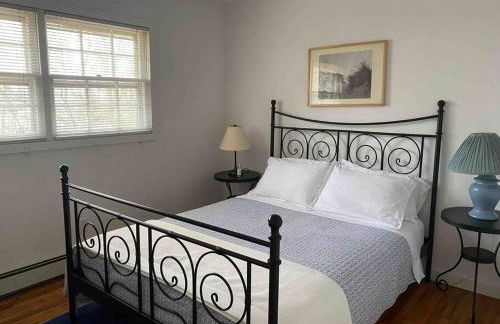 Renovated and Spacious Summer Home with Water View - Foto 20