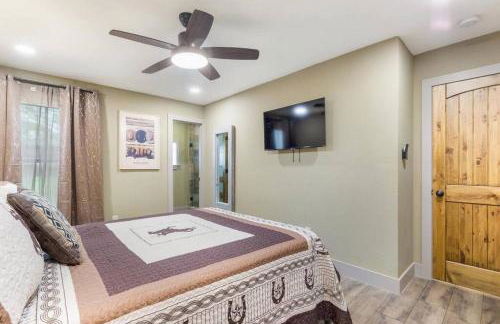 Stockyards 5 mins!-New!-Sleeps 8. Cowboy Bungalow - Foto 39