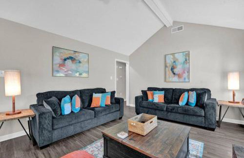 Glamorous 3BR 2BA house w/ large fenced backyard - Foto 28