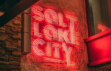 Relaxed Hillside Retreat with Hot Tub and Skyline Views - Foto 39