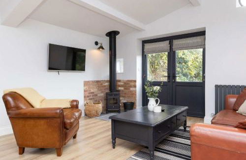 Sidlesham Hideaway Logburner & Garden - Photo 13