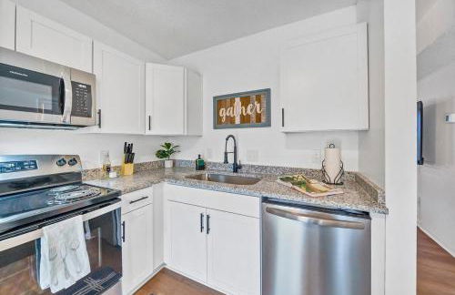 Chic & Modern 2BD Near CAE - Foto 16