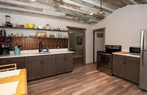 Little Blue Cottage: a wooded getaway near beaches and towns - Foto 4