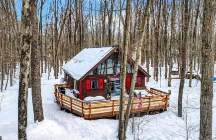 Evergreen Lodge by AvantStay Poconos Lake Cabin Fireplace Large Deck Near Jack Frost Kalahari - Foto 31