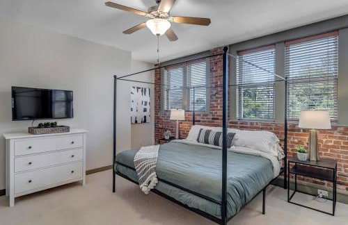 Hidden-Gem 2B Towhhouse in Springfield Close to DT and Stadium! - Photo 3