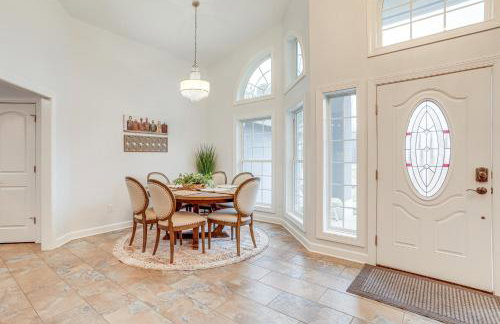 Riverfront Retreat with Fire Pit and Deck - Foto 5