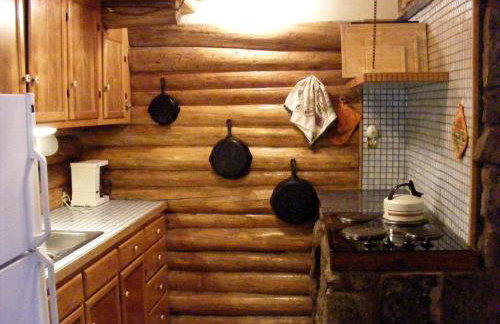 Traditional Log Cabin Rental with Deck in the Pine Forests of Columbus, Montana - Foto 17