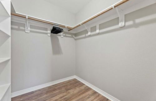 Luxurious Home with Huge Pool - Photo 49