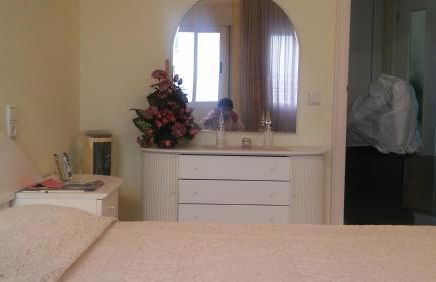 Passeig Maritim Apartment - Photo 17