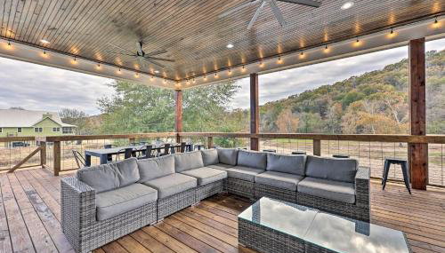 Lavish Riverfront Escape with Gas Grill! - Foto 3