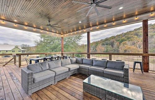 Lavish Riverfront Escape with Gas Grill! - Foto 3