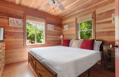 Cozy Riverfront Cabin Just Steps to the Russian River with Beach Access & Wood Stove - Foto 2