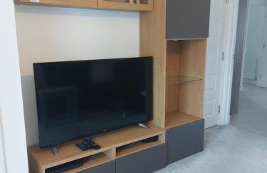 Beautiful 4-Bedroom House with Private Garden & Parking - Foto 32