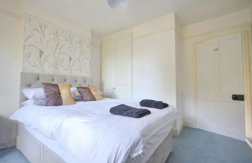 Spacious Cotswolds House Garden with Hot Tub - Foto 19