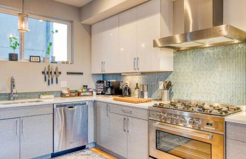 Walk to Empower Field Townhome with Hot Tub! - Foto 17