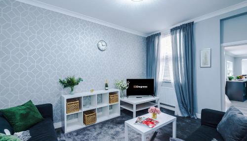 Spacious 4 Bed in Birmingham by 53 Degrees Property, Ideal for Business or Families, Games Room! - Foto 4