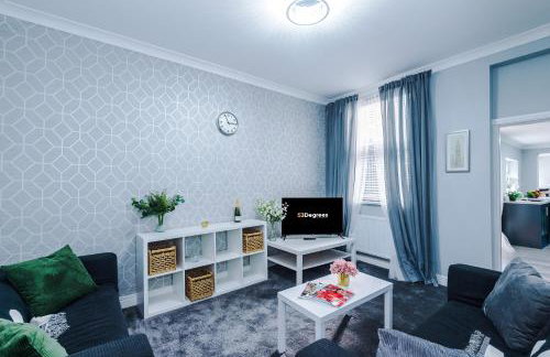 Spacious 4 Bed in Birmingham by 53 Degrees Property, Ideal for Business or Families, Games Room! - Foto 4