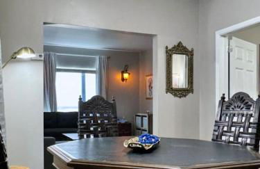 Comfy, Close to Downtown with Lake & Lift Bridge Views - Foto 36