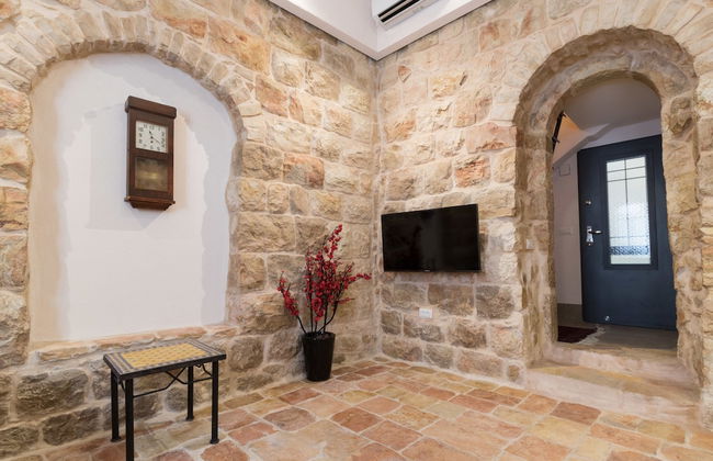 Best Location Jerusalem Stone Apartment - Photo 13