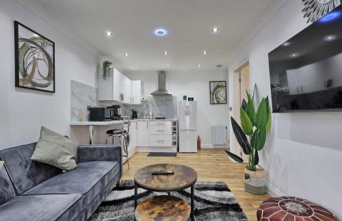 Very Cosy & Lovely 1 Bed Garden Apartment with side access, Suitable for Long Stay and Short Stay - Photo 1