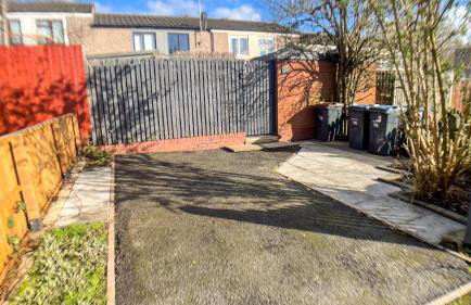 Newtown Contemporary Stay with free parking & garden - Photo 17