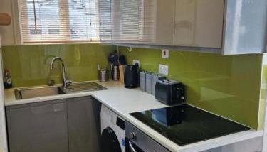 NEWLY Refurbed - Large Studio Apt With Private Parking - Photo 5