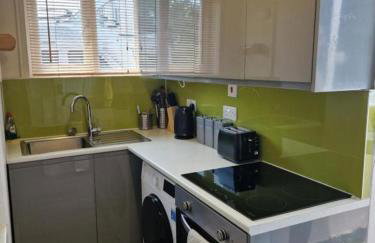 NEWLY Refurbed - Large Studio Apt With Private Parking - Foto 5