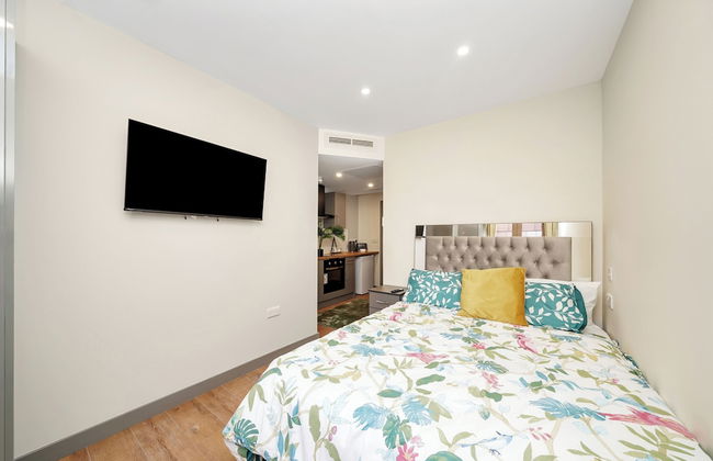 Hotel Apartment in Ilford - Photo 1